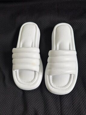 Women’s size 7 White Padded Slide Sandals